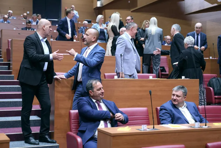 &Scaron;to kažete, je li im godilo? Pogledajte kako izgledaju zastupnici nakon dva mjeseca odmora