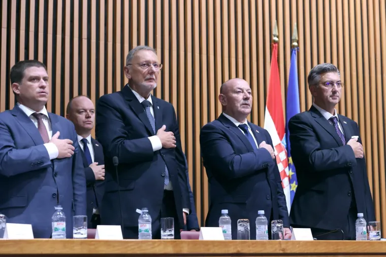 Što kažete, je li im godilo? Pogledajte kako izgledaju zastupnici nakon dva mjeseca odmora