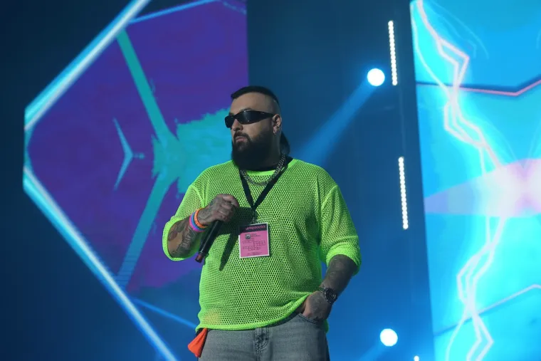 Ovi izvođači osvojili su srca mlađe publike: Evo kako bi izgledali da su pjevali 80-ih godina