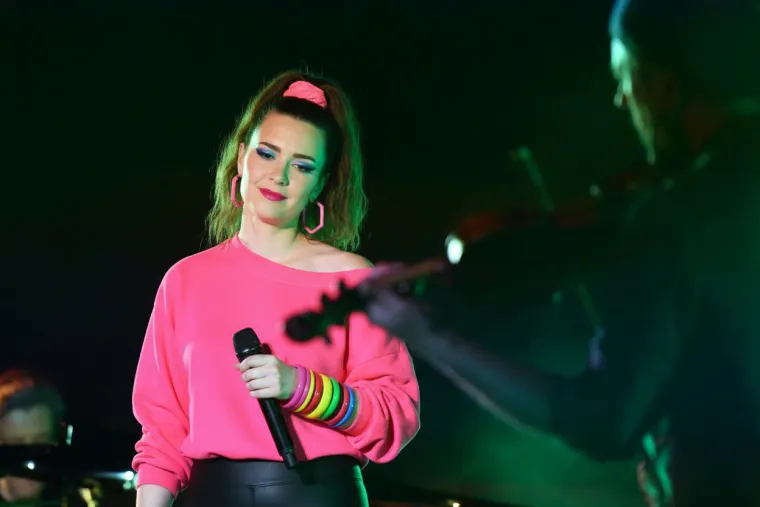 Ovi izvođači osvojili su srca mlađe publike: Evo kako bi izgledali da su pjevali 80-ih godina