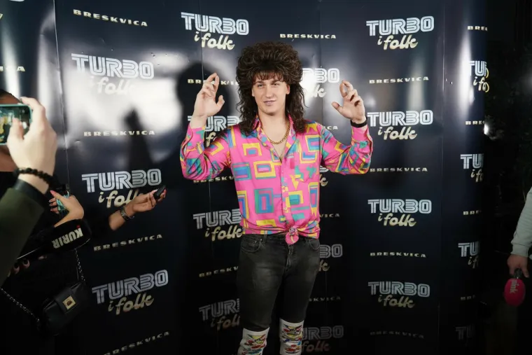 Ovi izvođači osvojili su srca mlađe publike: Evo kako bi izgledali da su pjevali 80-ih godina