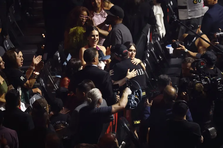 Tješila ga nakon bolnog poraza! Zanosna Meksikanka zasjenila sve u Las Vegasu: 'Izgleda nevjerojatno'