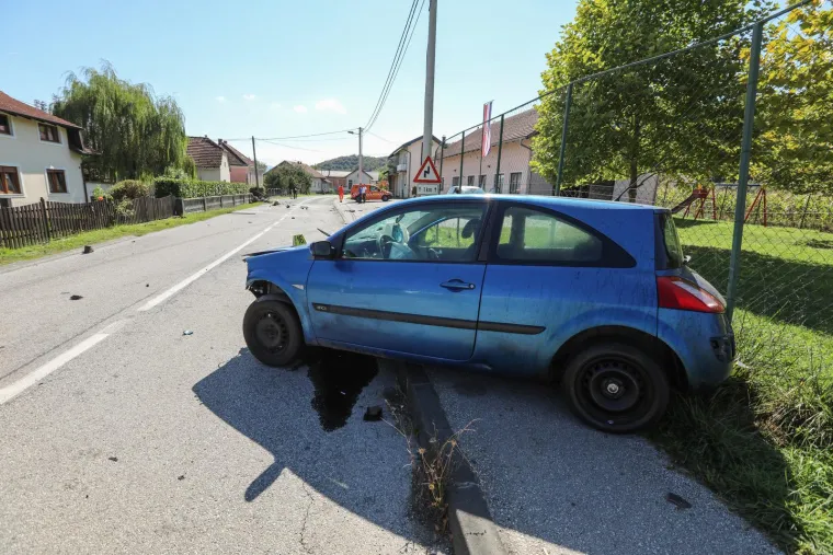 Kr&scaron; i lom kod Zaboka. Autom udario u ogradu kuće, prizori su užasni: 'Kao da je proletio uragan'
