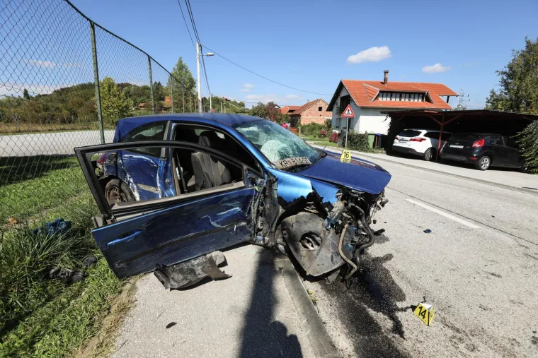 Kr&scaron; i lom kod Zaboka. Autom udario u ogradu kuće, prizori su užasni: 'Kao da je proletio uragan'
