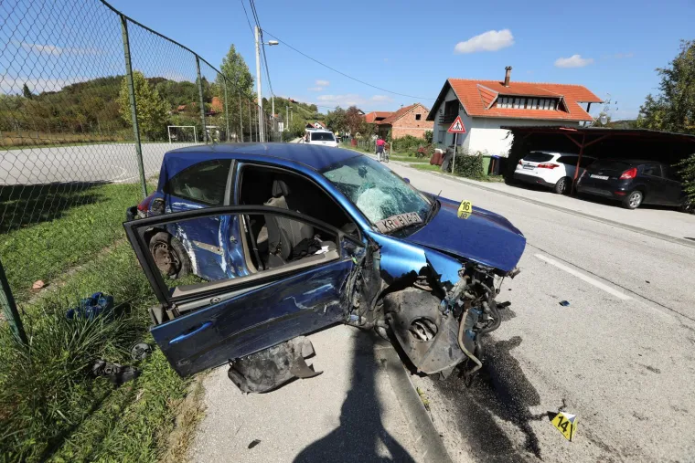 Kr&scaron; i lom kod Zaboka. Autom udario u ogradu kuće, prizori su užasni: 'Kao da je proletio uragan'