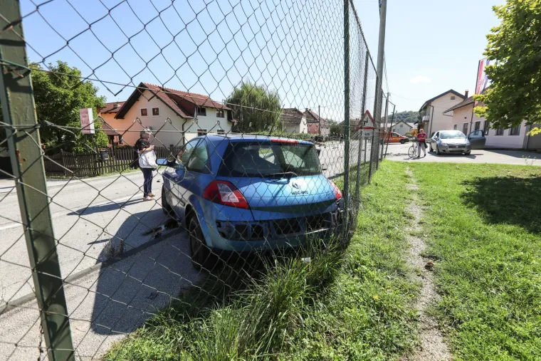 Kr&scaron; i lom kod Zaboka. Autom udario u ogradu kuće, prizori su užasni: 'Kao da je proletio uragan'