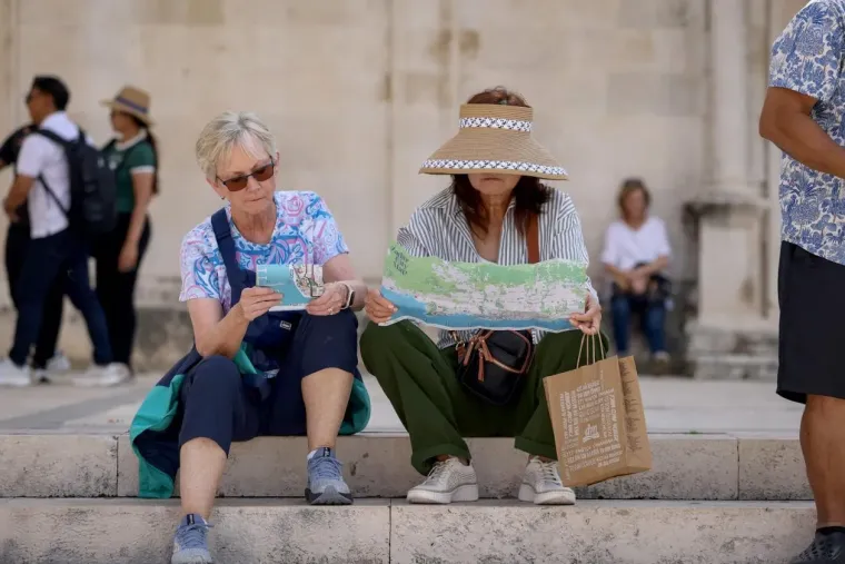 Zapalila Kalelargu: Djevojka u haljini toplih tonova istaknula obline i zaustavila promet u Zadru