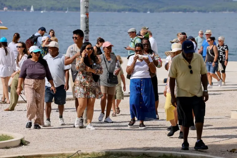 Zapalila Kalelargu: Djevojka u haljini toplih tonova istaknula obline i zaustavila promet u Zadru