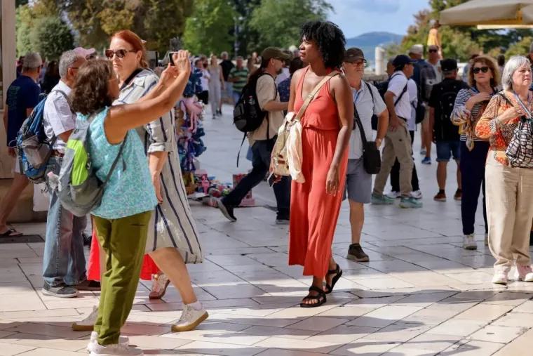 Zapalila Kalelargu: Djevojka u haljini toplih tonova istaknula obline i zaustavila promet u Zadru