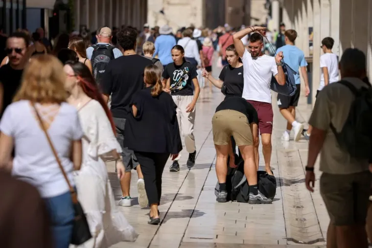 Zapalila Kalelargu: Djevojka u haljini toplih tonova istaknula obline i zaustavila promet u Zadru