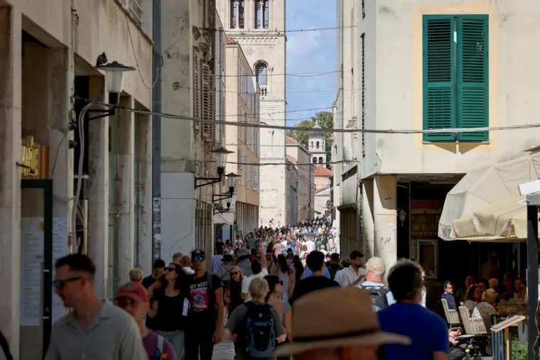 Zapalila Kalelargu: Djevojka u haljini toplih tonova istaknula obline i zaustavila promet u Zadru