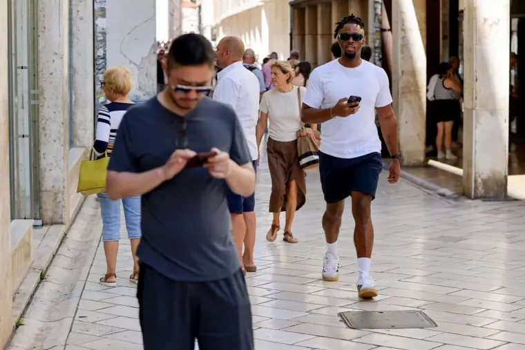 Zapalila Kalelargu: Djevojka u haljini toplih tonova istaknula obline i zaustavila promet u Zadru