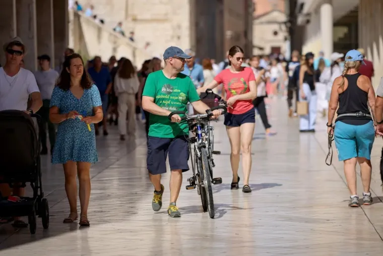 Zapalila Kalelargu: Djevojka u haljini toplih tonova istaknula obline i zaustavila promet u Zadru