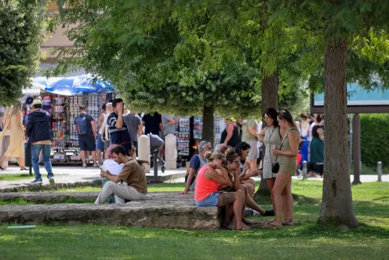 Zapalila Kalelargu: Djevojka u haljini toplih tonova istaknula obline i zaustavila promet u Zadru