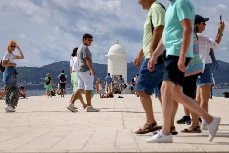 Zapalila Kalelargu: Djevojka u haljini toplih tonova istaknula obline i zaustavila promet u Zadru