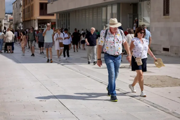 Zapalila Kalelargu: Djevojka u haljini toplih tonova istaknula obline i zaustavila promet u Zadru