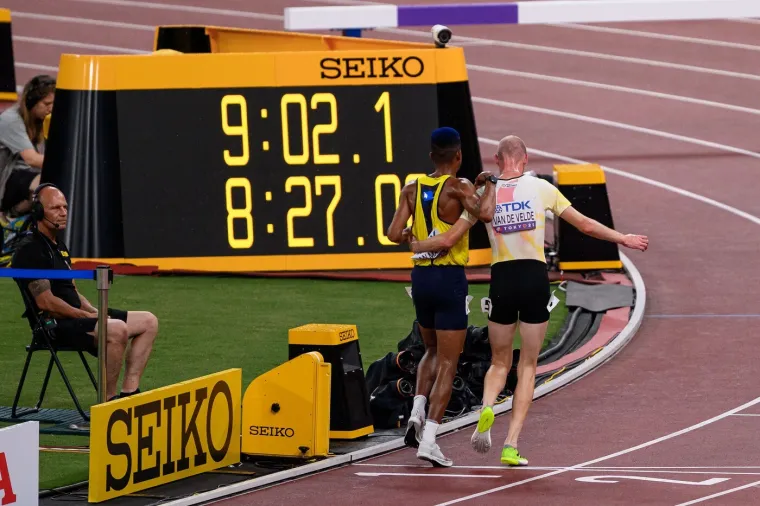 O ovim scenama iz Tokija bruji cijeli svijet: Atletičari doživjeli &scaron;ok pa postali priča dana