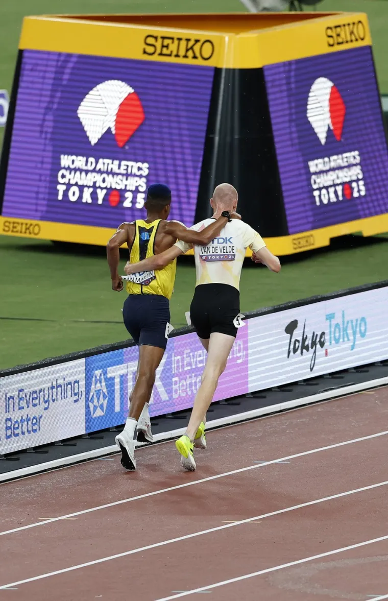 O ovim scenama iz Tokija bruji cijeli svijet: Atletičari doživjeli &scaron;ok pa postali priča dana