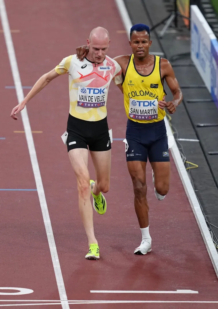 O ovim scenama iz Tokija bruji cijeli svijet: Atletičari doživjeli &scaron;ok pa postali priča dana