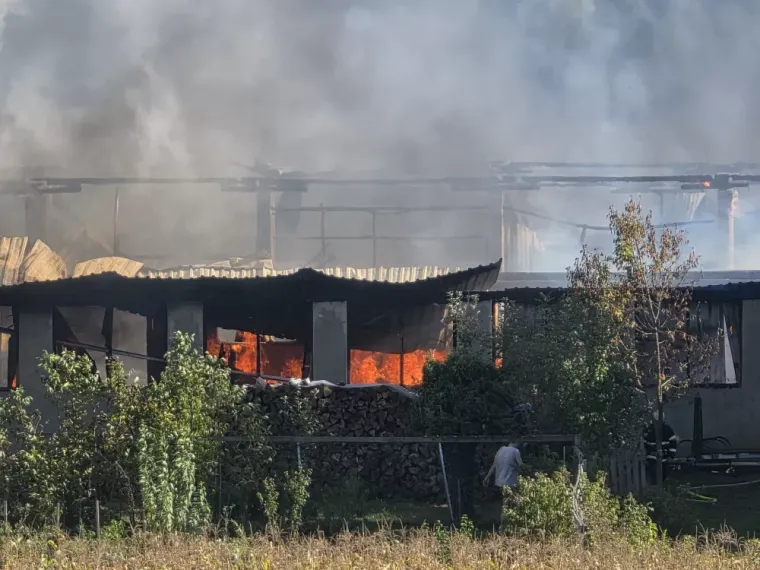 Lokalizirana golema buktinja u tvornici kraj Pleternice! &Scaron;teta je ogromna, vatra progutala strojeve