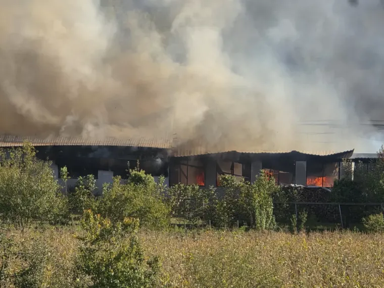 Lokalizirana golema buktinja u tvornici kraj Pleternice! &Scaron;teta je ogromna, vatra progutala strojeve