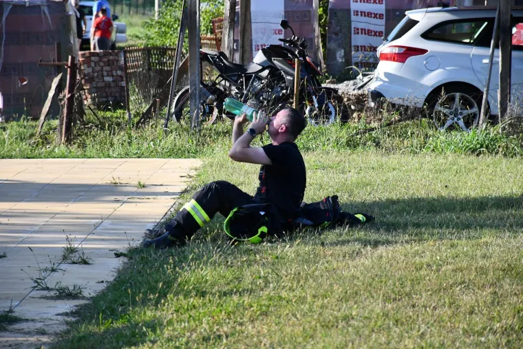 Lokalizirana golema buktinja u tvornici kraj Pleternice! &Scaron;teta je ogromna, vatra progutala strojeve