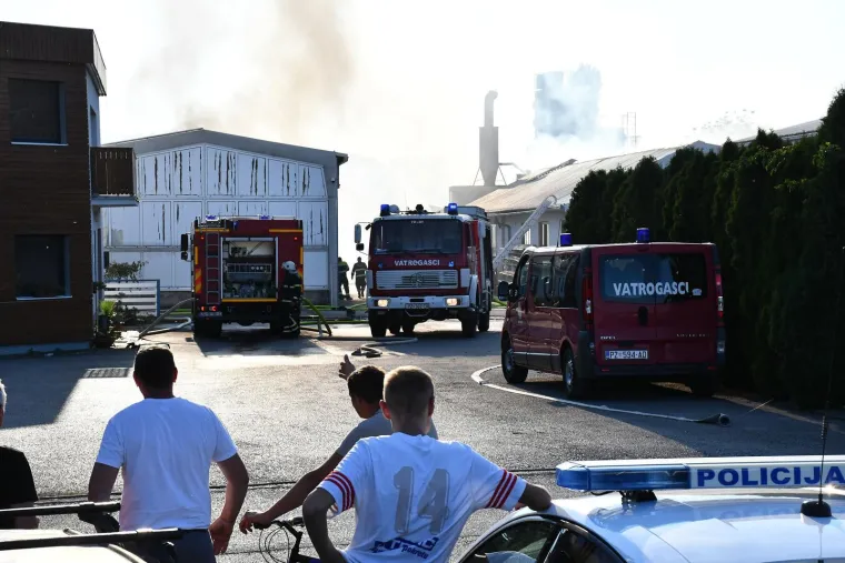 Lokalizirana golema buktinja u tvornici kraj Pleternice! &Scaron;teta je ogromna, vatra progutala strojeve