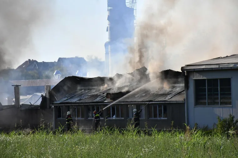 Lokalizirana golema buktinja u tvornici kraj Pleternice! &Scaron;teta je ogromna, vatra progutala strojeve