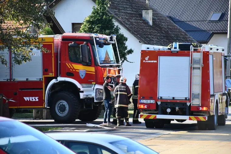 Lokalizirana golema buktinja u tvornici kraj Pleternice! &Scaron;teta je ogromna, vatra progutala strojeve