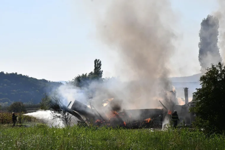 Lokalizirana golema buktinja u tvornici kraj Pleternice! &Scaron;teta je ogromna, vatra progutala strojeve