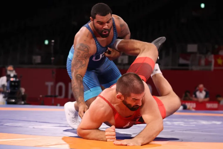 U&scaron;ao u kavez i demolirao suparnika! Svijet drhti pred naletom neviđene sile: 'On je već sad problem'