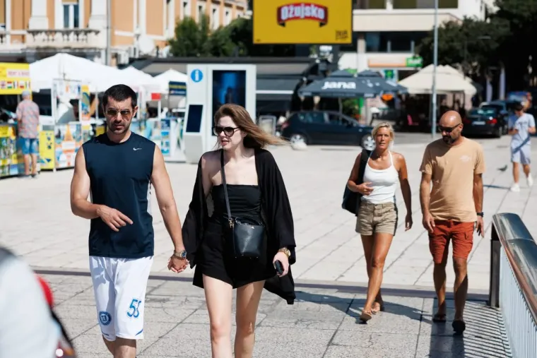 Crveno joj stoji kao saliveno: Plava dama u lepršavoj haljini plijenila poglede gdje god je stigla