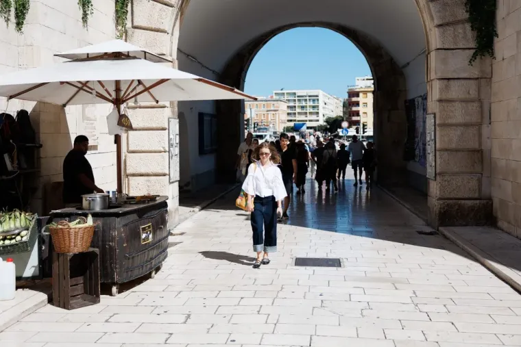 Crveno joj stoji kao saliveno: Plava dama u lepršavoj haljini plijenila poglede gdje god je stigla