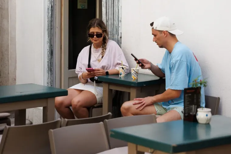 Crveno joj stoji kao saliveno: Plava dama u lepršavoj haljini plijenila poglede gdje god je stigla