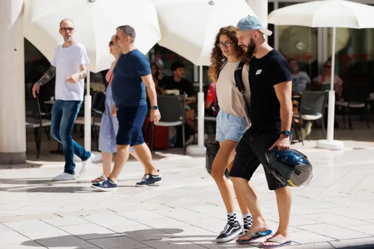 Crveno joj stoji kao saliveno: Plava dama u lepr&scaron;avoj haljini plijenila poglede gdje god je stigla