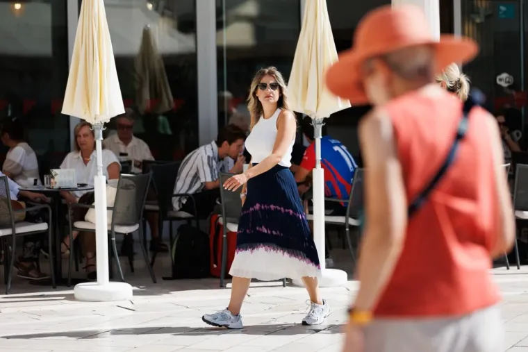 Crveno joj stoji kao saliveno: Plava dama u lepr&scaron;avoj haljini plijenila poglede gdje god je stigla