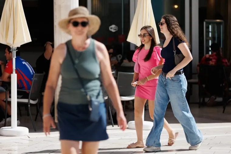 Crveno joj stoji kao saliveno: Plava dama u lepr&scaron;avoj haljini plijenila poglede gdje god je stigla
