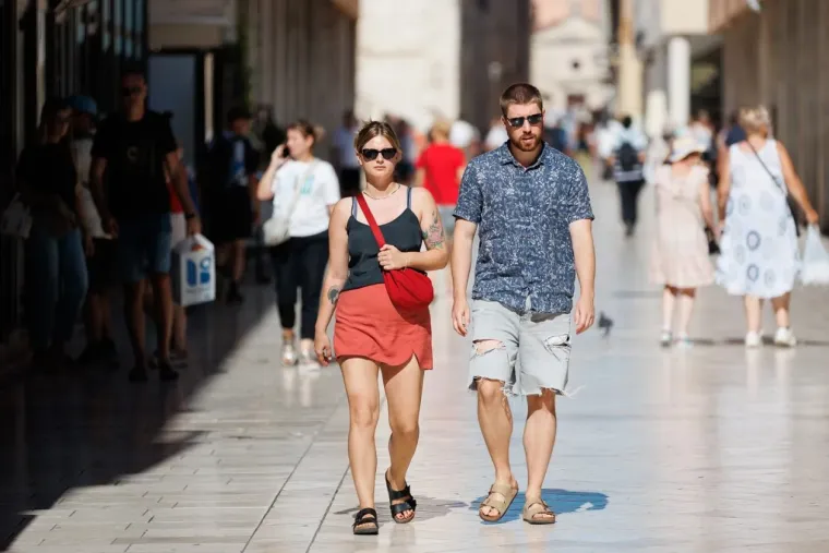 Crveno joj stoji kao saliveno: Plava dama u lepr&scaron;avoj haljini plijenila poglede gdje god je stigla