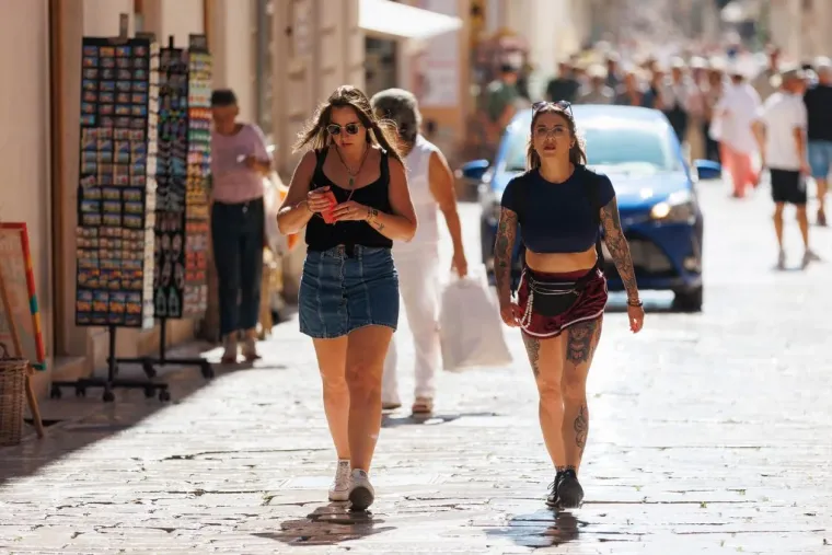 Crveno joj stoji kao saliveno: Plava dama u lepr&scaron;avoj haljini plijenila poglede gdje god je stigla