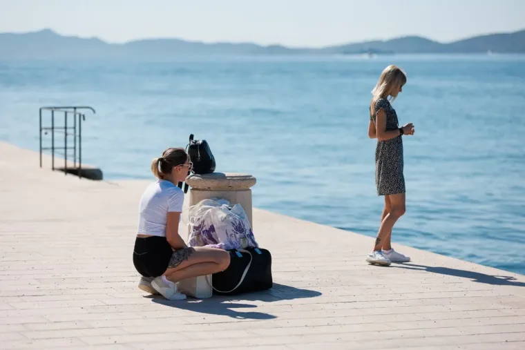 Crveno joj stoji kao saliveno: Plava dama u lepr&scaron;avoj haljini plijenila poglede gdje god je stigla