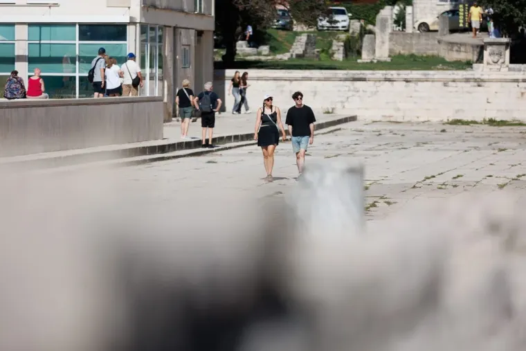 Crveno joj stoji kao saliveno: Plava dama u lepr&scaron;avoj haljini plijenila poglede gdje god je stigla