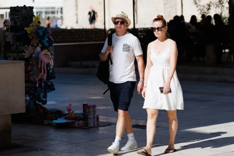 Crveno joj stoji kao saliveno: Plava dama u lepr&scaron;avoj haljini plijenila poglede gdje god je stigla