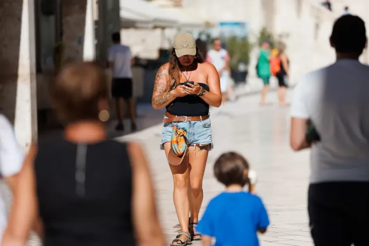 Crveno joj stoji kao saliveno: Plava dama u lepr&scaron;avoj haljini plijenila poglede gdje god je stigla