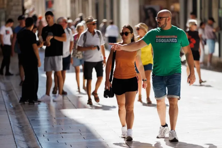 Crveno joj stoji kao saliveno: Plava dama u lepr&scaron;avoj haljini plijenila poglede gdje god je stigla