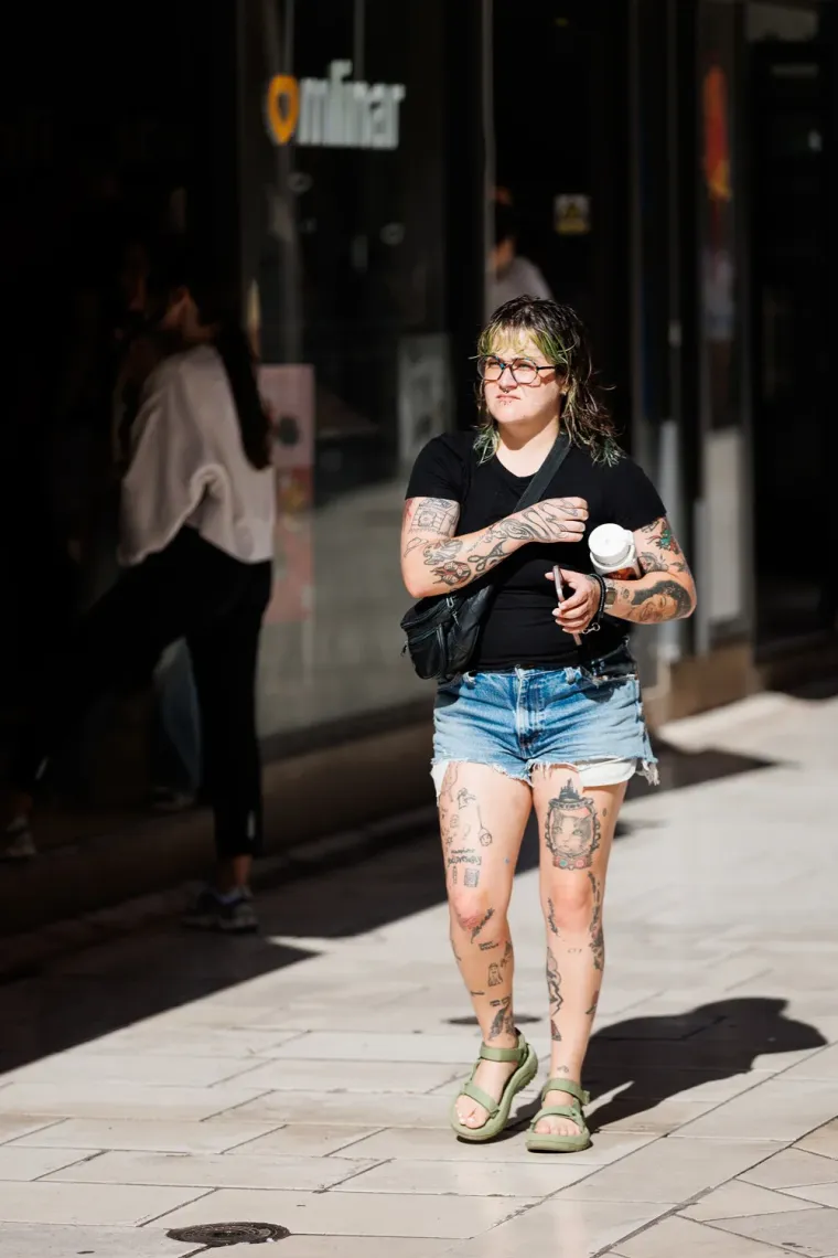 Crveno joj stoji kao saliveno: Plava dama u lepr&scaron;avoj haljini plijenila poglede gdje god je stigla