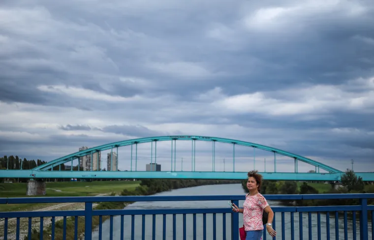 U moru ki&scaron;obrana istaknula se ona: Zagrepčanka u bijeloj suknji i crno-bijelim &scaron;tiklama pravi je modni pogodak