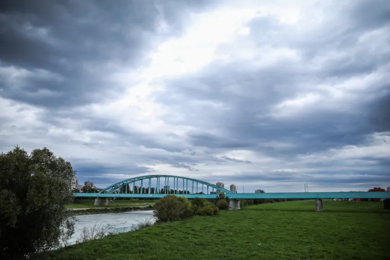 U moru ki&scaron;obrana istaknula se ona: Zagrepčanka u bijeloj suknji i crno-bijelim &scaron;tiklama pravi je modni pogodak