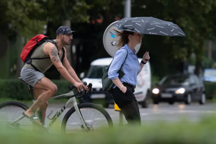 U moru kišobrana istaknula se ona: Zagrepčanka u bijeloj suknji i crno-bijelim štiklama pravi je modni pogodak