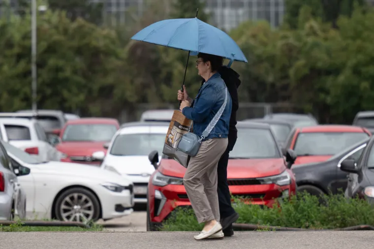 U moru kišobrana istaknula se ona: Zagrepčanka u bijeloj suknji i crno-bijelim štiklama pravi je modni pogodak