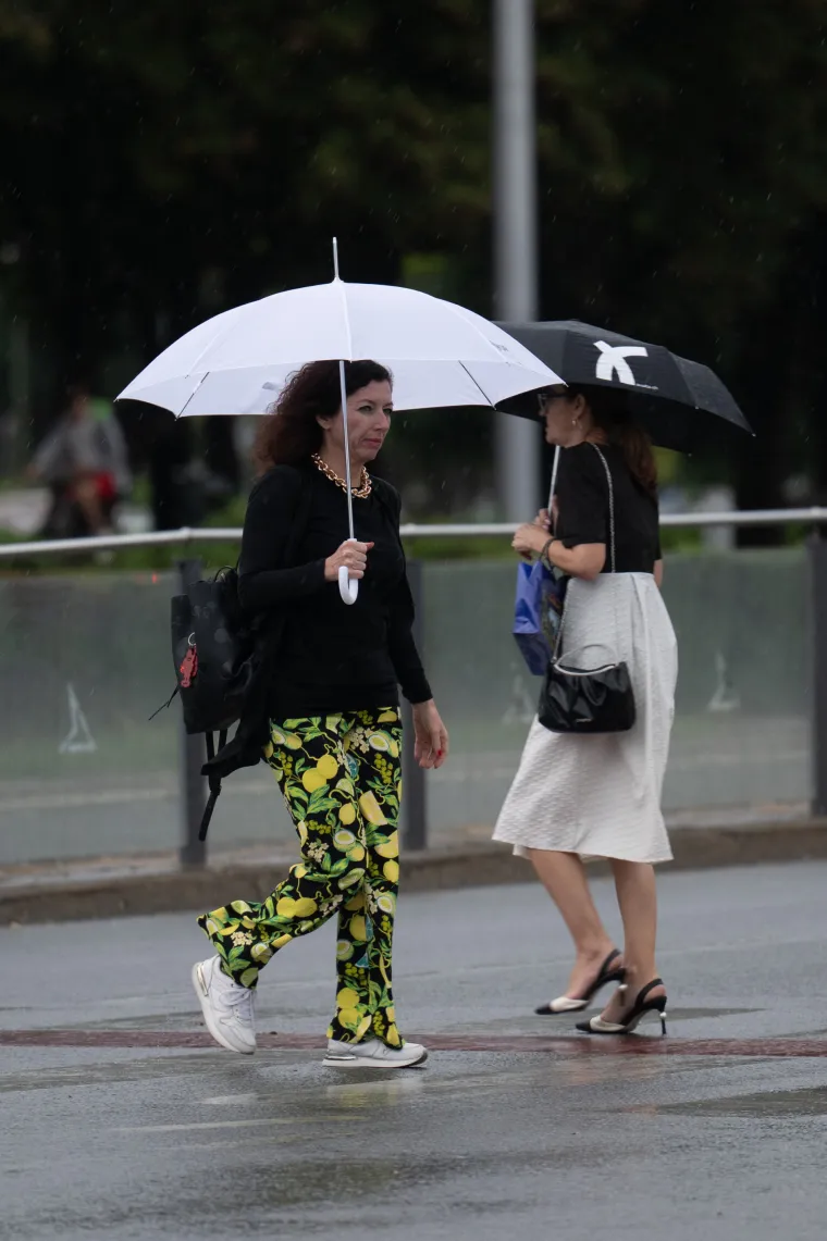 U moru kišobrana istaknula se ona: Zagrepčanka u bijeloj suknji i crno-bijelim štiklama pravi je modni pogodak